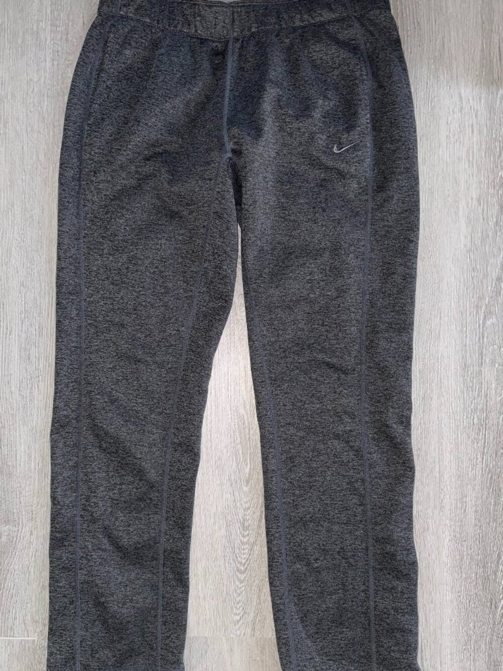 Nike Women's Medium Therma Graphic Training Sweatpants Heather Gray Straight Leg